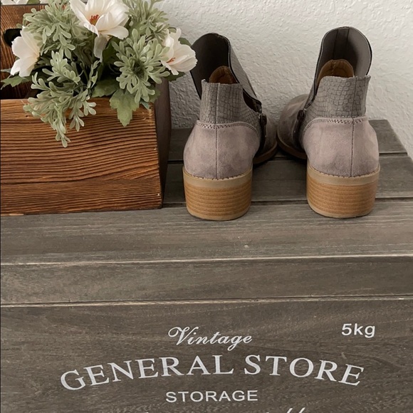 American Eagle Gray Suede Ankle Boots (6.5) - Picture 3 of 9